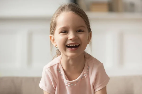 Funny roztomilé malá holčička smíchy při pohledu na fotoaparát, headshot portrét — Stock fotografie