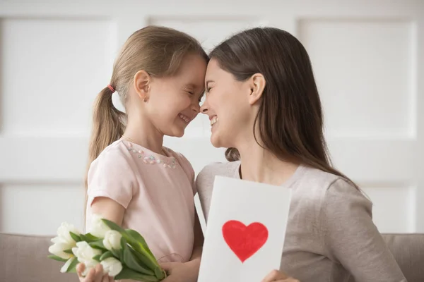 Gelukkig moeder en kind dochter lachen vieren moeders dag samen — Stockfoto