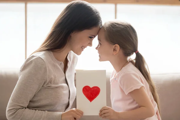 Gelukkig moeder en kind dochter bedrijf wenskaart met hart — Stockfoto