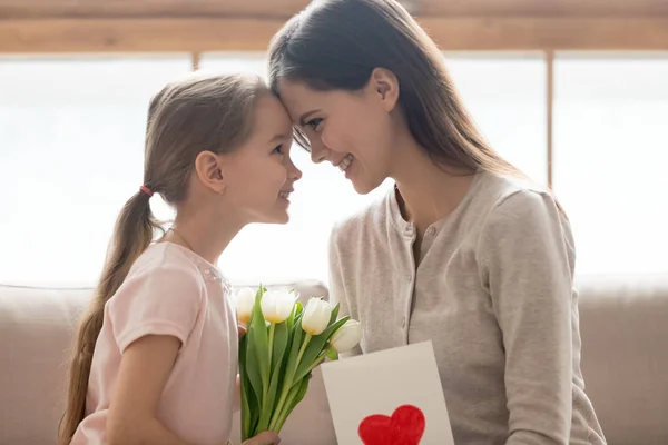 Schattige kleine jongen dochter feliciteren met gelukkig moeder met Moederdag — Stockfoto