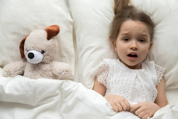 Anak takut berbaring di tempat tidur dengan mainan takut mimpi buruk — Stok Foto