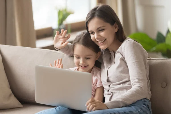 Mãe feliz com filha criança olhando para laptop fazer videocall — Fotografia de Stock