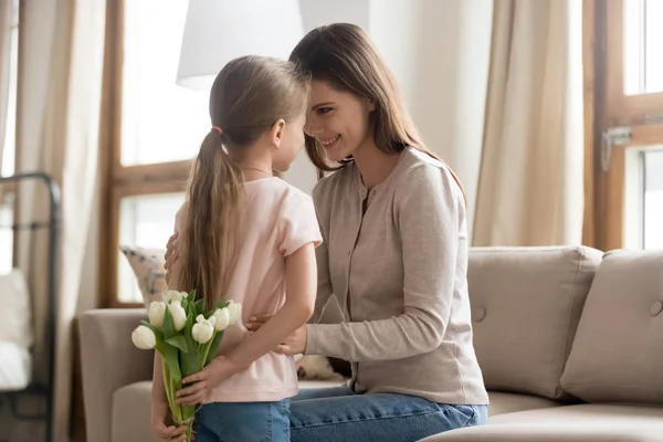 Gyerek lánya gazdaság gratulált a boldog anya, anyák napi tulipán — Stock Fotó