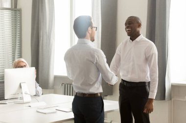 Mutlu Afrika erkek çalışanı ödüllendirdi yükseltilen patron tarafından takdir