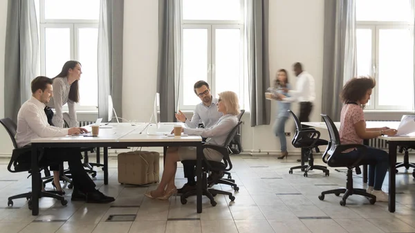 Empleados multiculturales ocupados trabajando en computadoras en la prisa moderna de la oficina — Foto de Stock