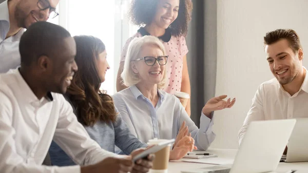 Sorridente felice multiculturale ufficio dipendenti colleghi ridere insieme — Foto Stock