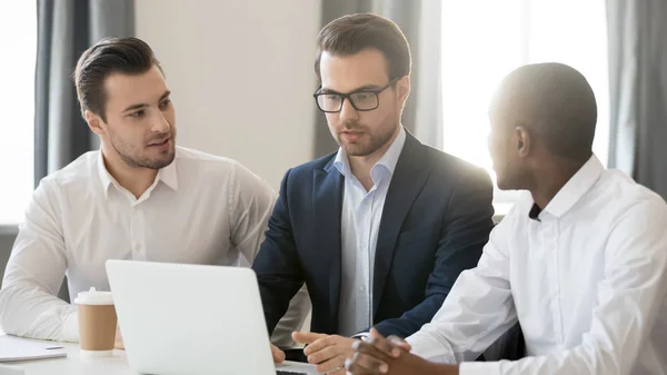 Drie verschillende ondernemers werkt samen samen te werken op de laptop in kantoor — Stockfoto