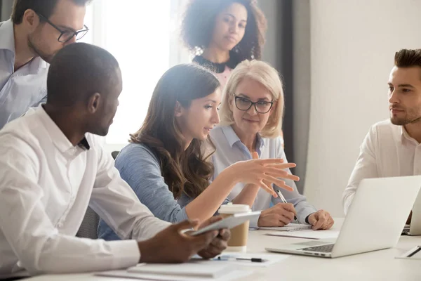 Mentora femenina grupo de empleados docentes analizando proyecto online explicando estrategia — Foto de Stock