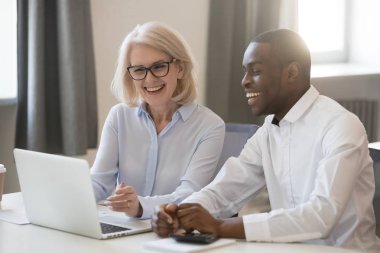 Laptop ofisinde konuşmak mutlu Afrika ve beyaz arkadaşları