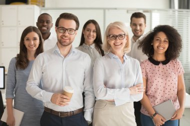 Profesyonel iş liderleri ve çalışanların grup takım portresi gülümseyen