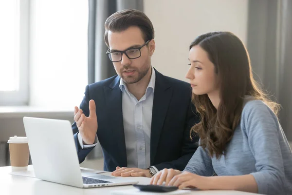 Ayudante jefe mentor explicando nuevo proyecto en línea a trabajador interno — Foto de Stock