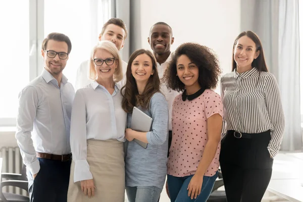 Equipo de trabajo multicultural feliz mirando a la cámara posando en la oficina — Foto de Stock