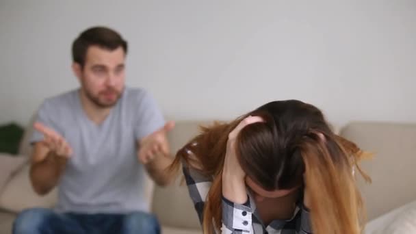 Zdůraznil, manželka unavuje ovládající manžel tvrdí obviňovat z problémů — Stock video