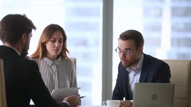 Ontevreden gekke zakenlieden ruzie schreeuwen op slecht contract vergadering advocaat — Stockvideo