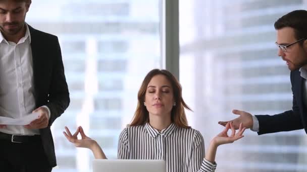 Ruhige Geschäftsfrau macht Pause, meditiert bei der Arbeit und ignoriert wütende Kunden — Stockvideo