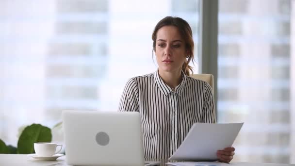 Enfurecido estressado empresária louco por problema de computador deixando escritório local de trabalho — Vídeo de Stock