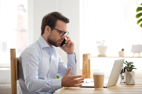 Akıllı telefon ve bilgisayar kullanma office çalışma iş adamı — Stok fotoğraf