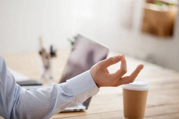 Meditasyon adam işyerinde, oturan yakın hands up — Stok fotoğraf