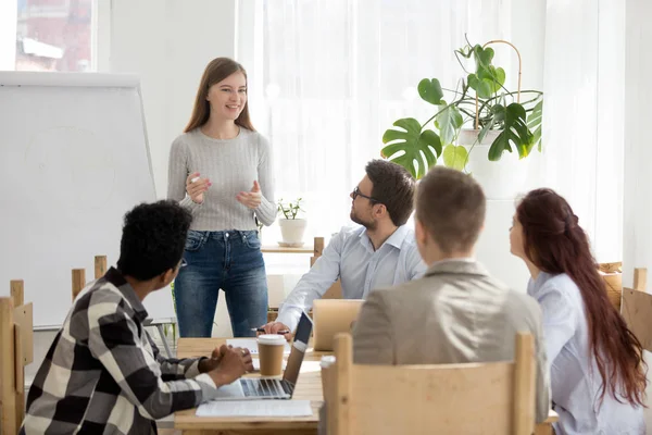 Equipo joven en el seminario en la sala de conferencias — Foto de Stock