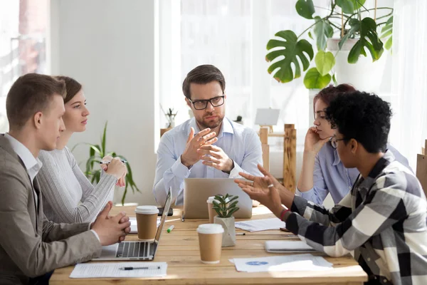 Fünf multiethnische Geschäftsleute arbeiten im Büro — Stockfoto