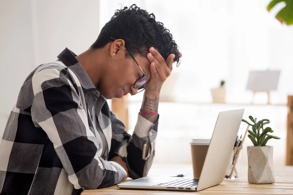 Zwarte vrouw voelt zich onwel hebben problemen in werk — Stockfoto