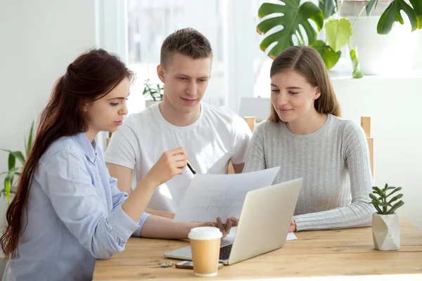 Young married couple at meeting with architect — Stock Photo, Image