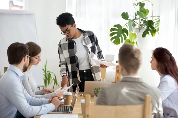 Negro entrenador mujer presentando informe a colegas en la oficina — Foto de Stock