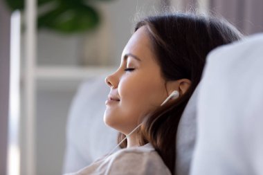 Kulaklık giyen kadın portre yüz zevk müzik yan görünüm