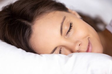 Yatakta uyuyan güzel genç kadın portre yüzü