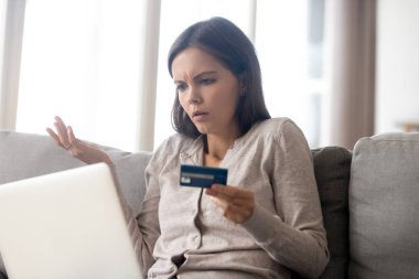 Having problem bloke kredi kartı ile online banka kullanan kadın