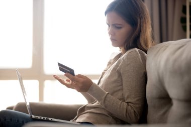 Banka kartı sorunlu karışık genç kadın