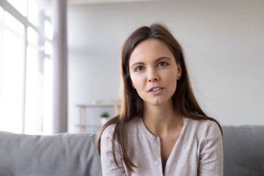 Bilgisayar web kamerası kullanarak konuşmayı kameraya arıyor headshot kadın