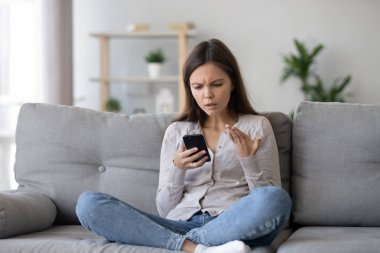 Karışık kız duygu üzgün içinde hareket eden telefon kötü haber okuma