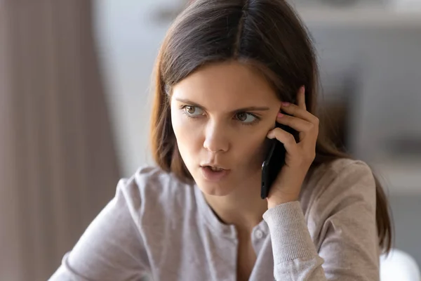 Primer plano retrato mujer seria teniendo desagradable conversación en el teléfono — Foto de Stock