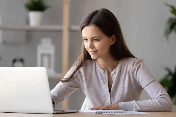 Vrouw zitten bij Bureau SMS-bericht op computer voelt goed — Stockfoto