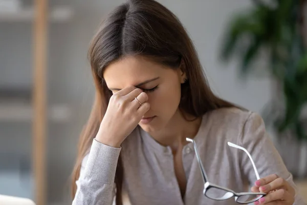 Close-up Portret vrouw opstijgen brillen lijdt vermoeidheid van de ogen — Stockfoto