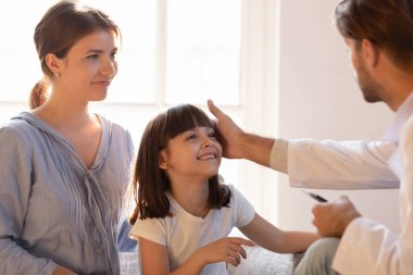 Çocuk doktoru okşayarak hasta kız onu muayene önce teşvik eder