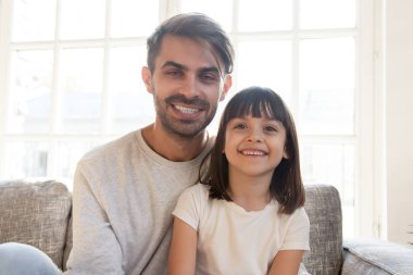 Baba ve kız arkadaşlar veya akraba web kamerası kullanarak ile konuşmak