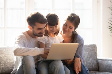 Mutlu aile evde vakit internet tarama