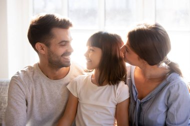 Evde kanepede oturan kızı ile mutlu çekici aile