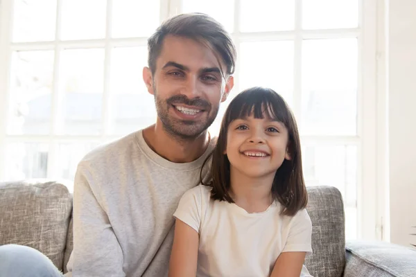 Padre e hija hablando con amigos o familiares usando webcam — Foto de Stock