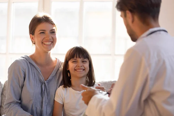 Pédiatre mâle médecin écriture patient information se concentrer sur la petite fille — Photo