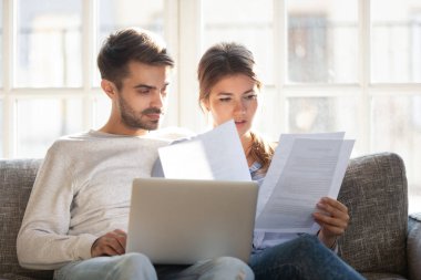 Odaklı çift kanepe gönüllülük üstünde oturan resmi mektup aldı