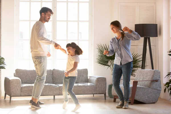 Familie tanzt im Wohnzimmer und verbringt Zeit am Wochenende zusammen — Stockfoto