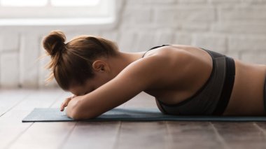 Genç kadın Yoga pratik, yüz aşağı yatarken, nefes, rahatlatıcı