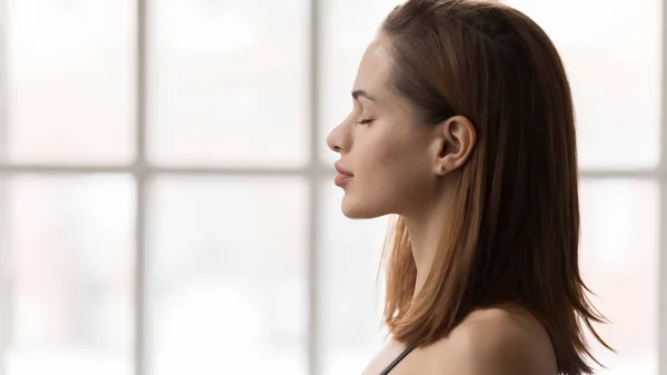 Retrato de mulher bonita com olhos fechados, praticando ioga, meditação — Fotografia de Stock