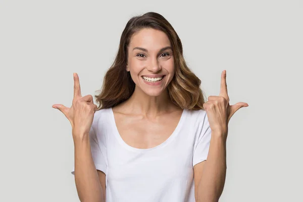 Fejlövés portré boldog nő mutatva ujjak fel a másolási tér — Stock Fotó
