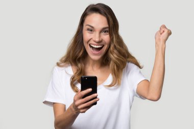 Heyecanlı kadın tutan Smartphone zafer kutluyor aşırı sevindi hissediyor