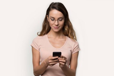 Güzel kadın cep telefonu ekran stüdyo Headshot bakıyor