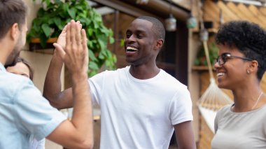 Toplantı sırasında yüksek beş vererek tebrik mutlu çeşitli erkek arkadaşları